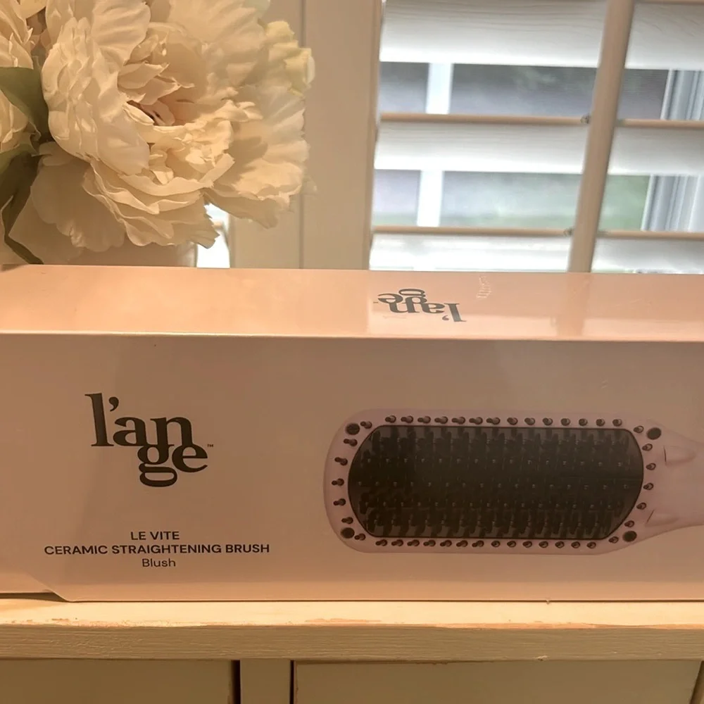 L’ange Le Vite Ceramic Straightening Brush in Blush.NWB